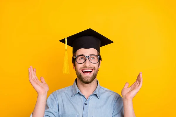 Foto di giovane felice sorriso positivo stupito eccitato sguardo vuoto spazio malta isolato su sfondo di colore giallo — Foto Stock