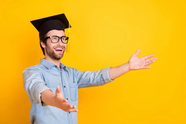 Profil côté photo de jeune homme heureux sourire positif mains ouvertes étreinte graduation étudiante isolé sur fond de couleur jaune — Photo