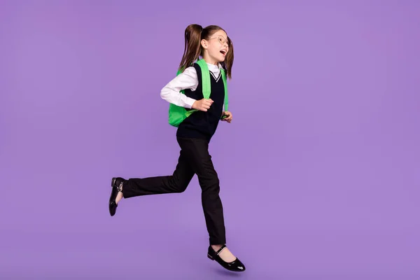 高能量女学生跳空跑空空间穿袋眼镜统一隔离紫罗兰色背景的相貌照片 — 图库照片