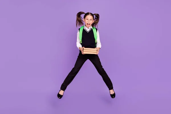 여학생 점프하는 유니폼외진 자주색 — 스톡 사진