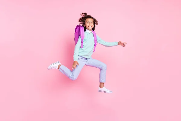 Foto do ativo desportivo menino salto pressa de volta à escola desgaste mochila teal camisa isolado cor rosa fundo — Fotografia de Stock