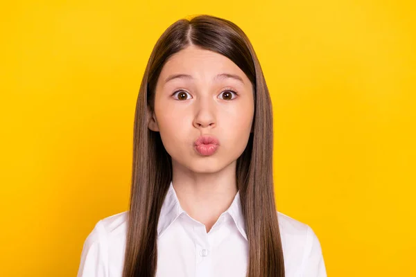 낭만적 이고 애정어린 여학생 이 에어 키스를 보내는 사진 흰색 셔츠외진 노란색 배경 — 스톡 사진