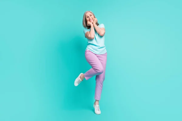 Πλήρες μέγεθος φωτογραφία της ώριμης funky αστείο χαρούμενο πανέμορφο γυναίκα λατρεύουν θαυμάσει απολαύσετε το Σαββατοκύριακο απομονωμένο σε τυρκουάζ φόντο χρώμα — Φωτογραφία Αρχείου