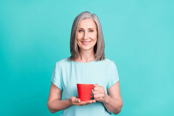 良い気分の写真明るい笑顔の祖母成熟した女性ターコイズ色の背景に隔離されたコーヒーを飲む — ストック写真