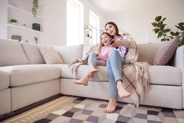 In voller Länge Foto von fröhlich glücklich positive hübsche Schwestern Geschwister sehen Fernseher sitzen Sofa drinnen im Haus zu Hause — Stockfoto