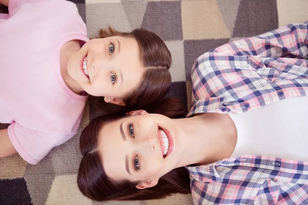 높은 각도에서 보는 행복 한 자매들의 사진들은 집안에서 집안 분위기가 좋게 웃고 있다 — 스톡 사진