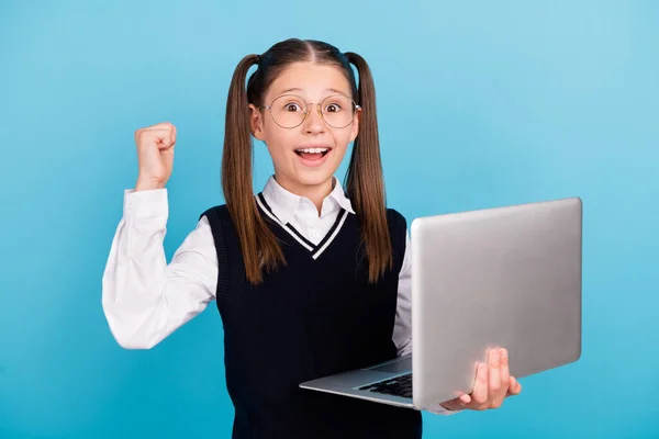 Foto Van Vrolijke Positieve Gelukkig Klein Meisje Houd Handen Computer — Stockfoto