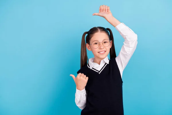 Foto Alegre Positivo Colegiala Punto Pulgares Dedo Vacío Espacio Noticias —  Fotos de Stock