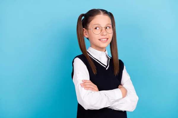 Foto Soñadora Joven Pequeña Chica Feliz Dedo Dedo Vacío Espacio —  Fotos de Stock