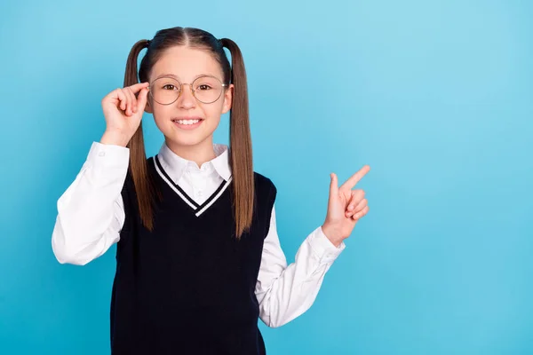 Foto Alegre Feliz Agradable Niña Pequeña Punta Dedo Vacío Espacio —  Fotos de Stock