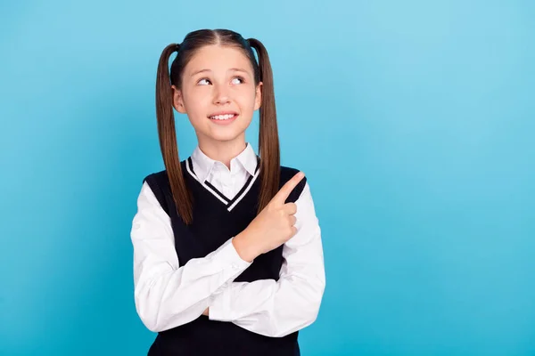 Foto Linda Niña Morena Punto Mirada Espacio Vacío Desgaste Camisa —  Fotos de Stock