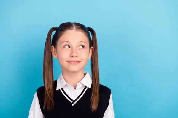 Foto Dulce Niña Morena Pequeña Mirada Espacio Vacío Desgaste Camisa —  Fotos de Stock