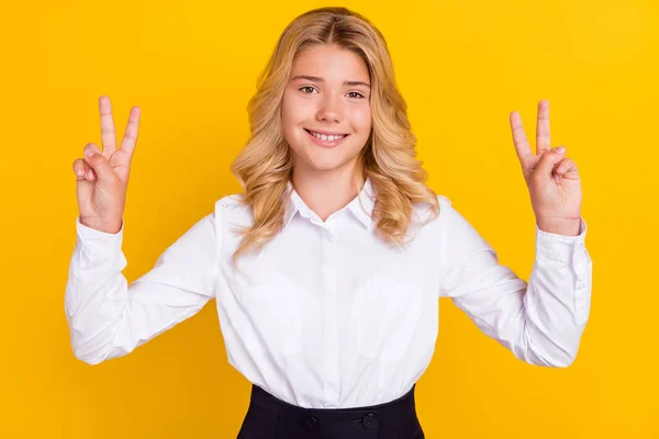 Photo de camarade de classe de rêve écolière montrer deux v-signes porter chemise blanche isolé fond de couleur jaune — Photo