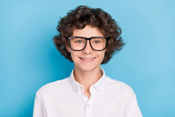 Foto de bonito encantador estudante desgaste branco camisa óculos sorrindo isolado azul cor de fundo — Fotografia de Stock