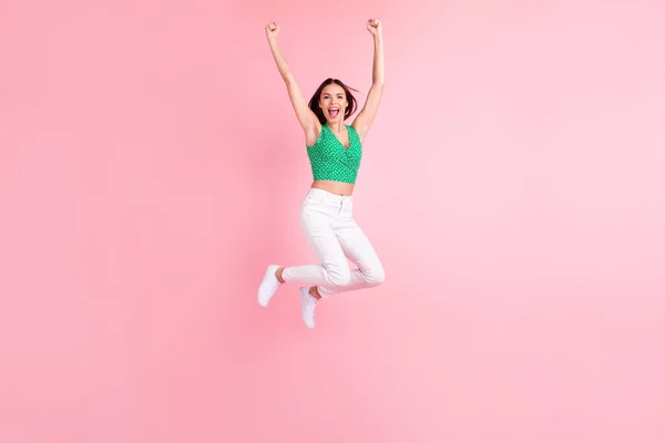 Longitud completa tamaño del cuerpo foto sonriendo saltar haciendo gestos como ganador feliz alegre aislado pastel rosa color fondo —  Fotos de Stock