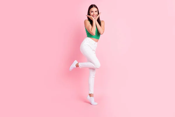 Full längd kropp storlek foto leende berörande ansikte kvinna i casual kläder isolerad pastell rosa färg bakgrund — Stockfoto