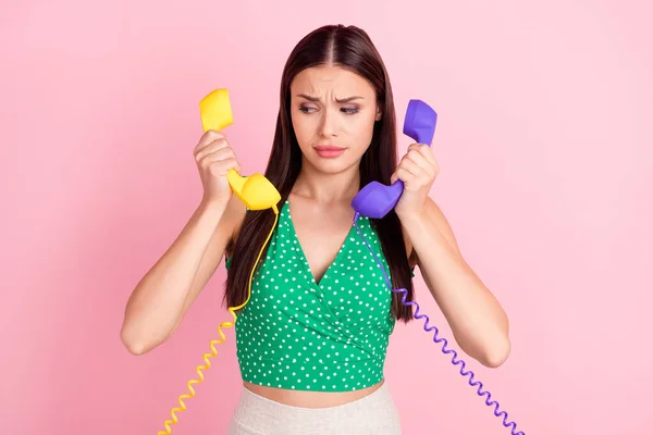 Foto ritratto donna in verde top parlando al telefono sbagliato numero isolato colore rosa pastello sfondo — Foto Stock