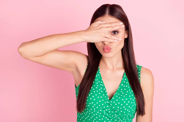 Foto mulher retrato em verde top olho coberto com a mão enviando beijo de ar isolado pastel cor de fundo rosa — Fotografia de Stock