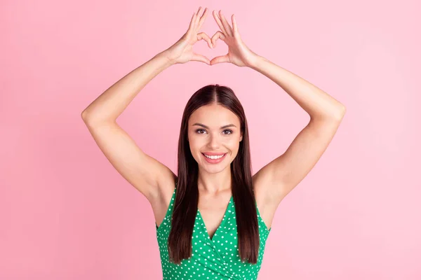 Foto ritratto bella bruna sorridente mostrando segno a forma di cuore felice sulla data isolato colore rosa pastello sfondo — Foto Stock