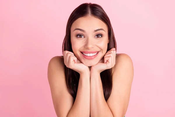 Foto de cabello marrón dulce millennial dama manos cara aislada sobre fondo de color rosa — Foto de Stock