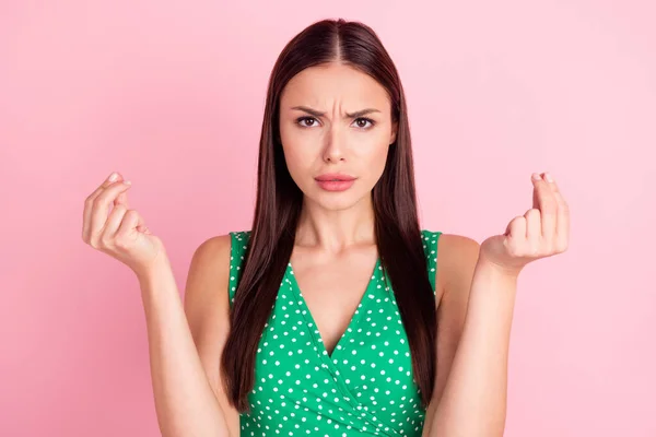 Foto portret mooi brunette vragen geld boos geïsoleerde pastel roze kleur achtergrond — Stockfoto