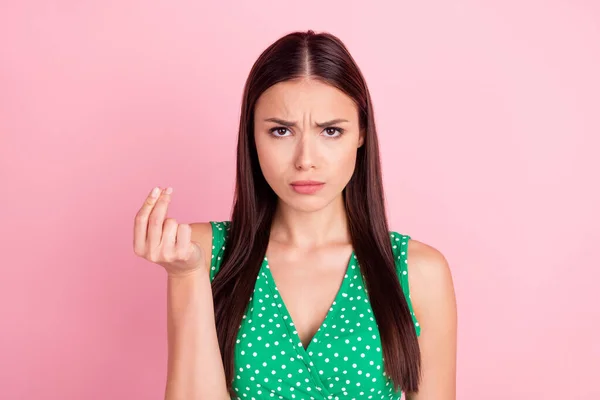 Foto de triste cabello marrón joven dama pedir dinero llevar top verde aislado sobre fondo de color rosa — Foto de Stock