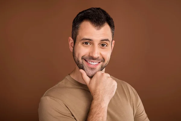 Foto retrato morena hombre usando pastel camiseta reflexivo tocando barbilla sonriente alegre aislado color marrón fondo —  Fotos de Stock