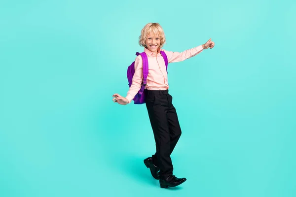 Volledige lichaamsomvang uitzicht van aantrekkelijke vrolijke jongen dansen goed humeur geïsoleerd over heldere teal turquoise kleur achtergrond — Stockfoto