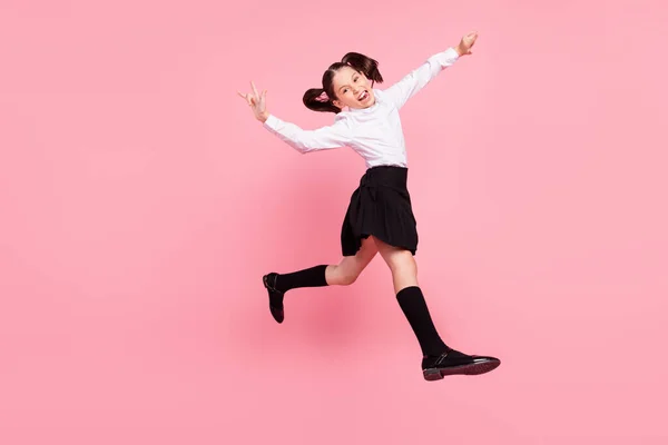 Foto de comprimento total de menina positiva feliz louco saltar para cima mostrar sinais de rocha andar isolado no fundo cor-de-rosa — Fotografia de Stock