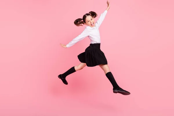 Foto de tamaño completo de la joven niña positiva feliz saltar de buen humor ejecutar el espacio vacío aislado en el fondo de color rosa —  Fotos de Stock