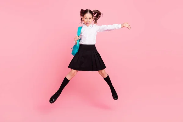 Foto de longitud completa de alegre niña feliz saltar hasta buen humor desgaste mochila aislada sobre fondo de color rosa —  Fotos de Stock