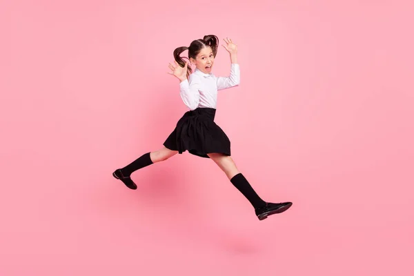 Foto de longitud completa de la chica alegre feliz loca saltar a pie espacio vacío fresco aislado en el fondo de color púrpura —  Fotos de Stock