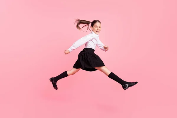 Helkroppsfoto av unga glada positiva glada flicka hoppa upp köra tomt utrymme isolerad på rosa färg bakgrund — Stockfoto