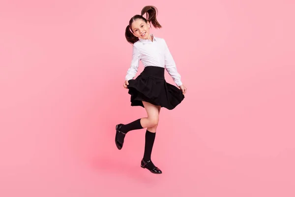 Foto de tamaño completo de la joven feliz feliz chica feliz linda sonrisa saltar hasta pupila aislado en el fondo de color rosa —  Fotos de Stock