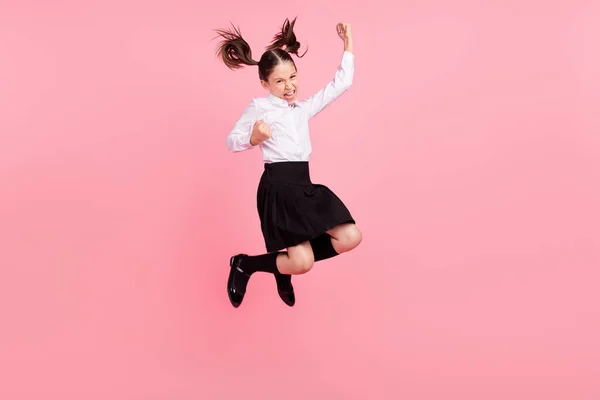 Plná délka fotografie bláznivé šťastný pozitivní dívka vyskočit vítěz šílený žák izolované na pastelové růžové barvy pozadí — Stock fotografie