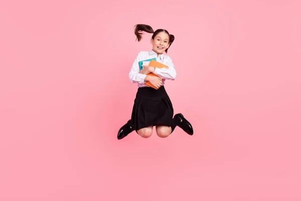 Foto de comprimento total da menina alegre positivo feliz saltar para cima segurar as mãos abraço Copybook isolado no fundo cor-de-rosa — Fotografia de Stock