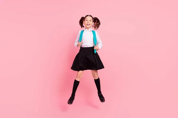 Ganzes Foto von jungen glücklichen positiven Frau springen tragen Rucksack verrückt isoliert auf rosa Hintergrund — Stockfoto