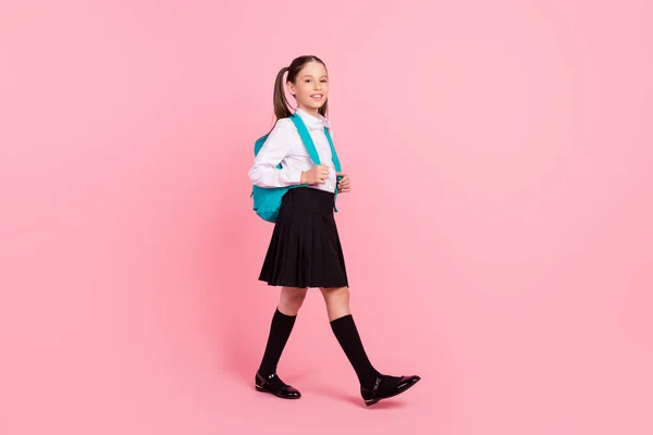 Full length photo of happy positive young girl walk good mood σχολείο φθορά τσάντα απομονώνονται σε ροζ χρώμα φόντο — Φωτογραφία Αρχείου