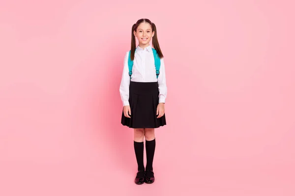 Foto de corpo inteiro de feliz positivo alegre menina sorriso bom humor desgaste saco isolado no fundo cor-de-rosa — Fotografia de Stock