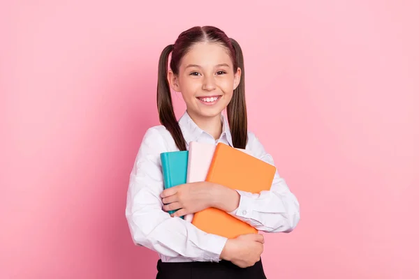 Foto de jovem feliz positivo alegre menina segurar as mãos abraço copybooks isolados no fundo cor-de-rosa pastel — Fotografia de Stock