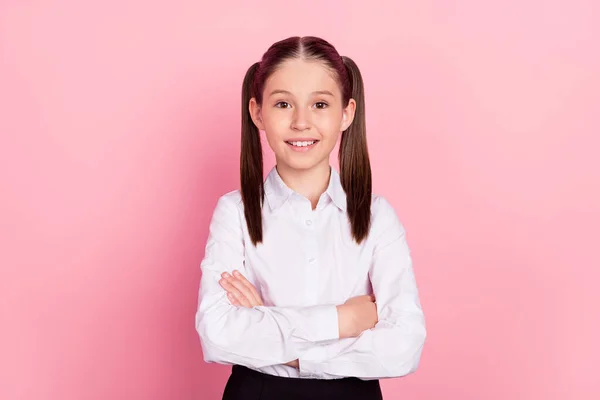 Φωτογραφία του νεαρού ευτυχισμένη μικρή ευτυχισμένη χέρια κορίτσι σταυρωμένα χαμόγελο καλή διάθεση μαθητής απομονώνονται σε ροζ φόντο χρώμα — Φωτογραφία Αρχείου