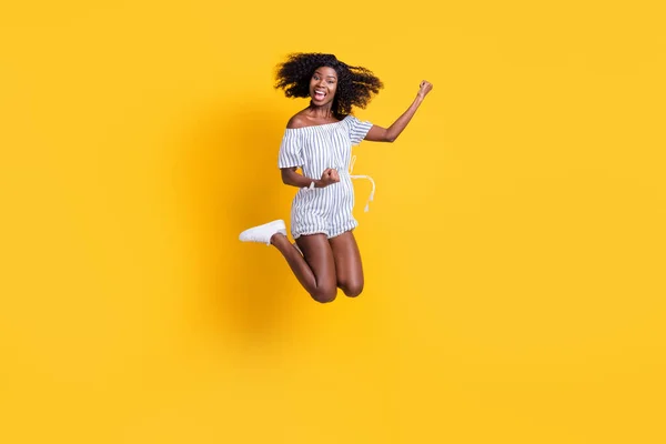 フル長いボディサイズビューの魅力的な陽気な恍惚フィット女の子ジャンプ楽しみを持っています楽しいです楽しいです分離された明るい黄色の色の背景 — ストック写真