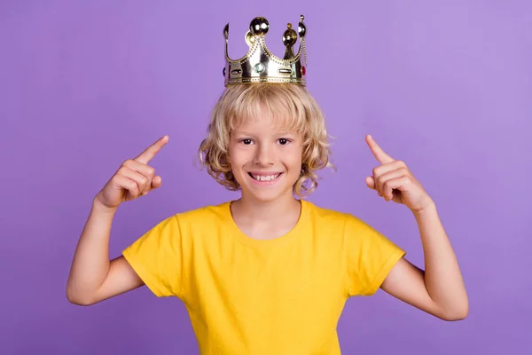 Foto de criança promotor confiável dedo direto dourado diadema desgaste amarelo t-shirt isolado cor violeta fundo — Fotografia de Stock