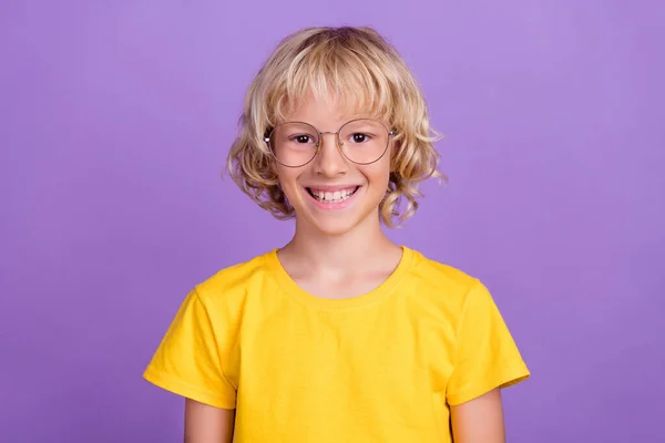 귀엽고 매력적 인 남학생의 사진 노란색 티셔츠 안경을 쓰고 — 스톡 사진