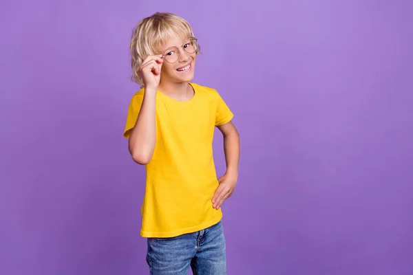 Photo de charmant joli garçon de l'école porter jaune t-shirt bras lunettes vide espace souriant isolé couleur pourpre fond — Photo