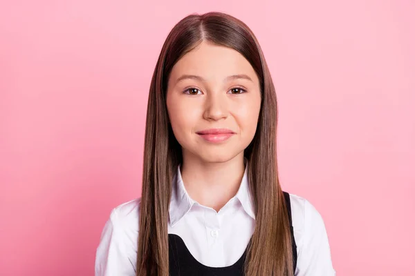 Foto de menina da escola feliz sorriso positivo confiante inteligente uniforme 1-setembro isolado sobre fundo cor-de-rosa — Fotografia de Stock