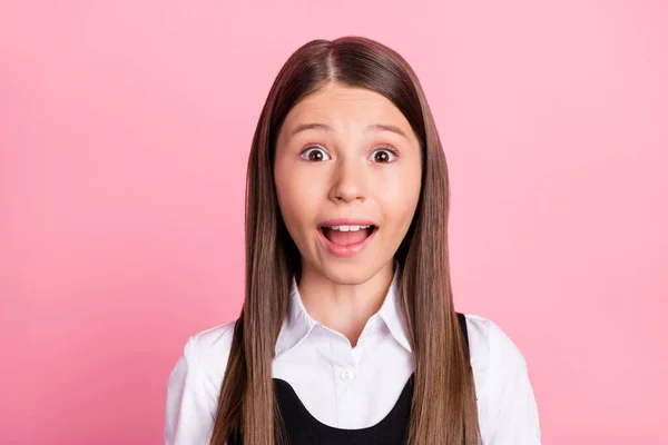 Foto da menina feliz sorriso positivo surpreendido notícias chocadas isolado sobre fundo cor-de-rosa — Fotografia de Stock