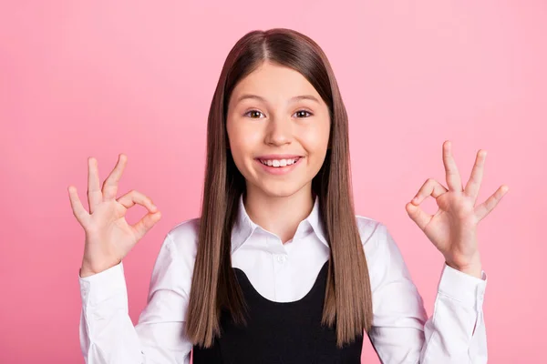 Foto de alegre joven feliz pequeña niña muestran signo de bien buen humor aislado en el fondo de color rosa pastel —  Fotos de Stock