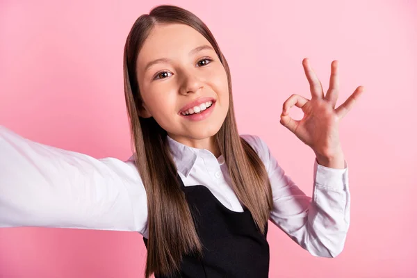 Foto de alegre feliz morena positiva pequeña chica hacer cámara selfie mostrar signo de bien aislado en el fondo de color rosa —  Fotos de Stock