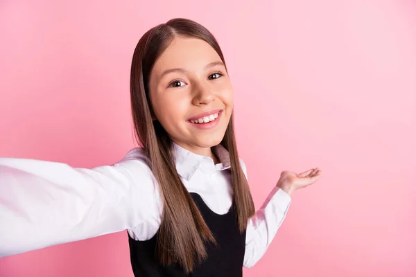 Foto de morena alegre niña usar uniforme formalwear mano espacio vacío selfie aislado sobre fondo de color rosa — Foto de Stock